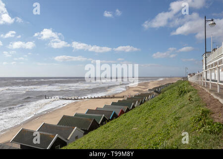 Spiaggia di capanne lungo il lungomare di Southwold, Suffolk, Inghilterra Foto Stock
