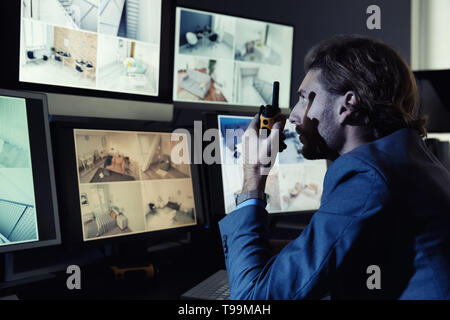 Security Guard moderne telecamere TVCC in camera di sorveglianza Foto Stock