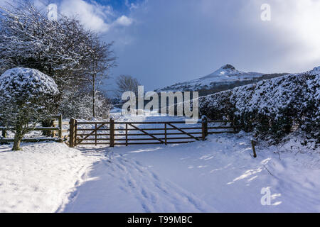 Roseberry Topping scena d'inverno. North Yorkshire nella neve. Foto Stock