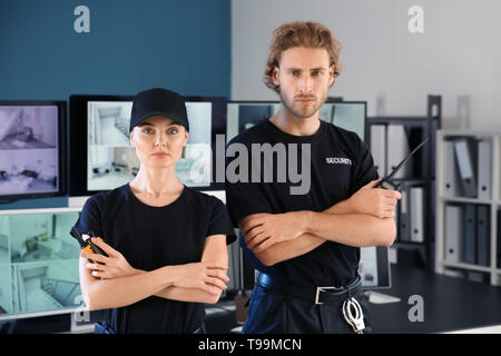 Le guardie di sicurezza nella camera di sorveglianza Foto Stock