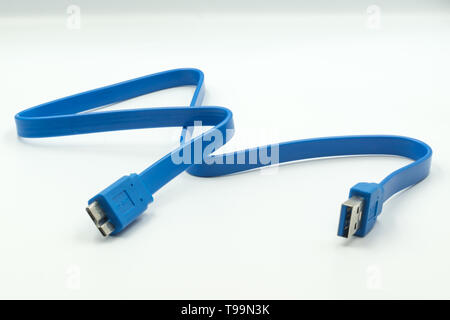 Questa è una cattura di un USB blu 3 cavo viene scattata la foto con uno sfondo bianco e una luce di studio Foto Stock