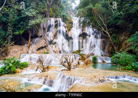 Kuang Si, Xi cascata è il più grande in Luang Prabang area con tre livelli principali di un 50 metri di caduta in spettacolari piscine azure prima di Flusso inentrata Foto Stock