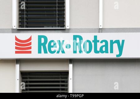 Peronnas, Francia - Aprile 7, 2019: Rex logo rotante su una parete. Rex Rotary è una controllata di Ricoh specializzata in soluzioni di stampa Foto Stock