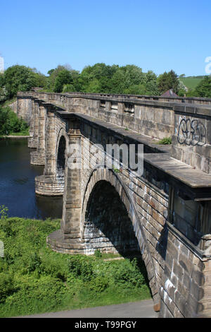 Vista lungo la Lune acquedotto, un Garde 1 elencati edificio progettato da John Rennie, come esso porta il Lancaster Canal oltre il fiume Lune in Lancaster. Foto Stock