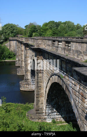 Vista lungo la Lune acquedotto, un Garde 1 elencati edificio progettato da John Rennie, come esso porta il Lancaster Canal oltre il fiume Lune in Lancaster. Foto Stock