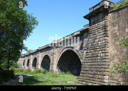 Vista lungo il lato delle Lune acquedotto, un grado 1 elencati edificio progettato da John Rennie, come esso porta il Lancaster Canal oltre il fiume Lune. Foto Stock