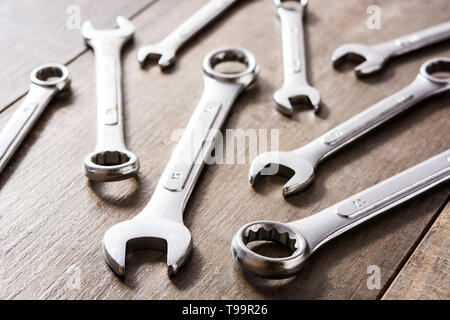 Chiavi di dimensioni diverse su sfondo di legno. Foto Stock