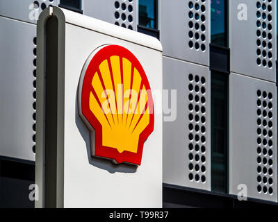 La Shell Oil Company logo su una stazione di riempimento in London REGNO UNITO Foto Stock