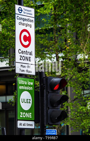 ULEZ ultra bassa emissione segno zona di Londra - Indicazioni per la congestione della zona di carica e la nuova ultra bassa zona di emissione nel centro di Londra Foto Stock