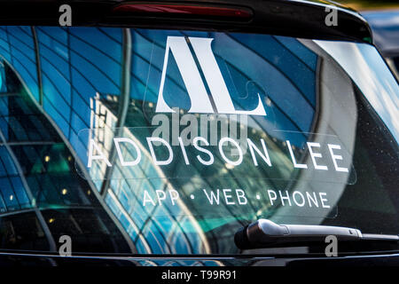 Addison Lee taxi in attesa di passeggeri nel centro di Londra. La società gestisce una flotta di veicoli 4000, principalmente in Londra Foto Stock