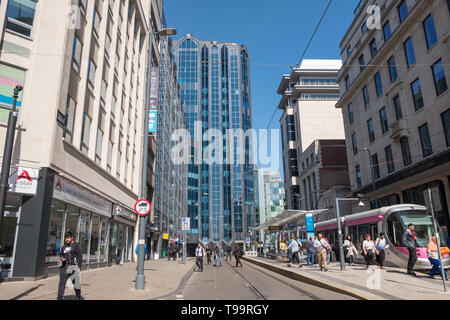 La linea del tram che corre lungo Bull Street nel centro della città di Birmingham, Regno Unito Foto Stock