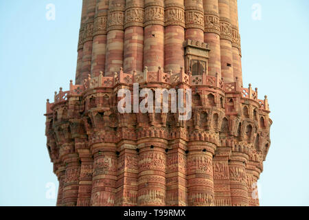 Dettagli del pilastro monumento Qutub Minar, Delhi, India, Asia Foto Stock