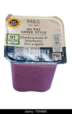 M&S 0% di grasso in stile greco il ribes e mirtillo live yogurt isolati su sfondo bianco Foto Stock