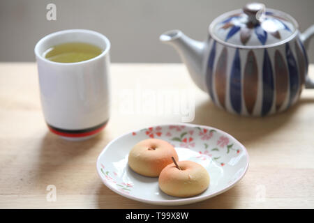 Manju con tè verde Foto Stock