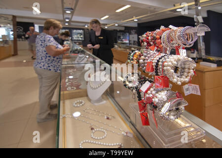 MANACOR, MALLORCA, Spagna - 16 Maggio 2019: persone guardando perle in molte forme e dimensioni al factory outlet Maggio 16, 2019 in Manacor, Mallorca, Spa Foto Stock