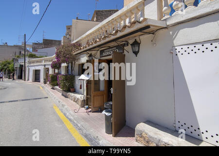 PORTO CRISTO, MALLORCA, Spagna - 16 Maggio 2019: l'area del porto ristorante Siroco anteriore su una giornata di sole su 16 Maggio 2019 in Porto Cristo, Mallorca, Spagna. Foto Stock