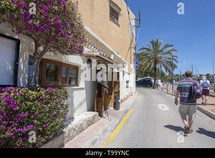 PORTO CRISTO, MALLORCA, Spagna - 16 Maggio 2019: l'area del porto ristorante Siroco anteriore su una giornata di sole su 16 Maggio 2019 in Porto Cristo, Mallorca, Spagna. Foto Stock