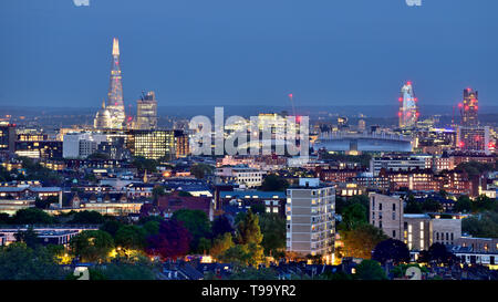 Fotografato sulla Collina del Parlamento dopo il tramonto il 7 maggio 2018 Foto Stock