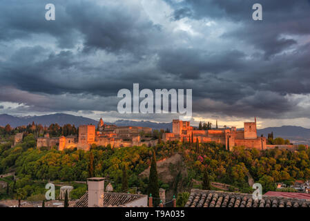 Alhambra durante il tramonto visto Dal Mirador San Nicolás Foto Stock
