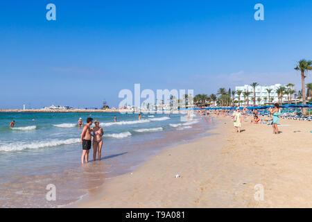 Ayia Napa, Cipro - 11 Giugno 2018: i turisti sono sulla spiaggia pubblica di Ayia Napa cittadina nella parte più orientale della costa meridionale dell'isola di Cipro Foto Stock