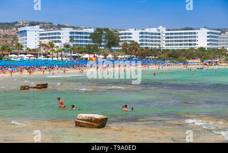 Ayia Napa, Cipro - 12 Giugno 2018: persone appoggiano in acqua di mare. La spiaggia pubblica di Ayia Napa cittadina nella parte più orientale della costa meridionale del CYP Foto Stock