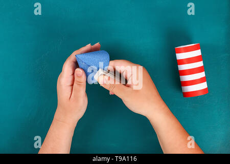 Diy 4 luglio petard manicotto wc, carta e cartone americano di colore rosso di bandiera blu e bianco. Idea regalo arredamento Luglio 4, usa il Giorno di Indipendenza. Passo dopo passo. A Foto Stock