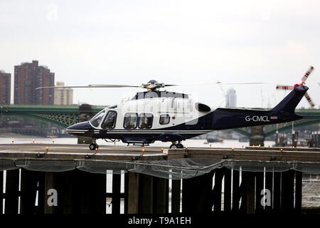 Viste generali di un elicottero in arrivo e in decollo a Londra eliporto di Battersea, Londra, Regno Unito. Foto Stock