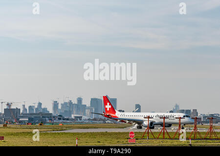 London, Regno Unito - 17 Febbraio 2019: Helvetic Airways compagnia aerea con sede a Zurigo Kloten, Svizzera. Tipo di aeromobile Embraer ERJ-190 all'Aeroporto di London City. Foto Stock