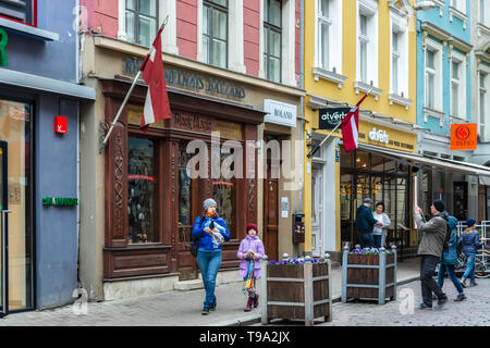 Riga, Lettonia, 02 Maggio: i turisti a piedi lungo la strada in corrispondenza del Black Magic cafe nella parte vecchia di Riga, il 02 maggio, 2019. Foto Stock