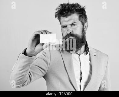 Sentitevi liberi di contattare me. Imprenditore tenere la scheda vuota. Barbuto hipster faccia gravi Visualizza scheda. Servizi bancari per il business. Business card design. Copia scheda spazio professionale posizione. Foto Stock