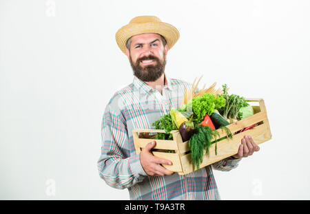 In campagna. l uomo chef con ricco raccolto autunnale stagionali. Vitamina cibo. Utile la frutta e la verdura. organici e alimenti naturali. happy Halloween. barbuto agricoltore maturo. harvest festival. campagna. Foto Stock