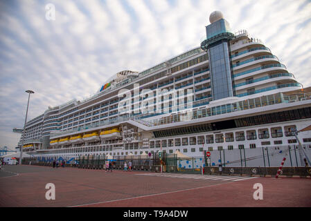 Las Palmas de Gran Canaria, Spagna - 30 December, 2017. Grande nave da crociere AIDA prima nel porto di Las Palmas Gran Canarie Foto Stock