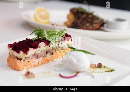 Vestito aringa antipasto tradizionale piatto di Russo, rivestiti con strati di scorza di verdure bollite, cotte con tocco moderno Foto Stock