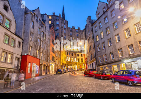 Colorato Victoria Street di Edimburgo in Scozia di notte Foto Stock