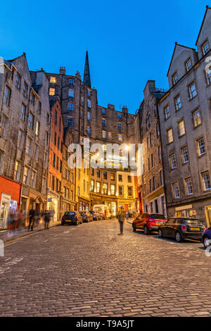 Colorato Victoria Street di Edimburgo in Scozia di notte Foto Stock