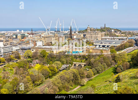 Vista aerea su Princes Street e Edinburgh Foto Stock