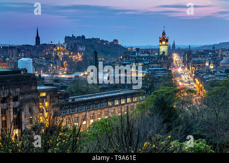 Vista su Princes Street e la città di Edimburgo in Scozia dal Carlton Hill