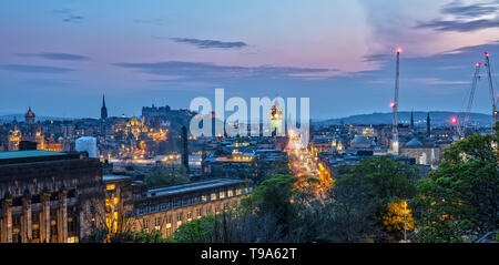 Vista su Princes Street e la città di Edimburgo in Scozia dal Carlton Hill