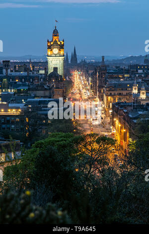 Vista su Princes Street e la città di Edimburgo in Scozia dal Carlton Hill Foto Stock