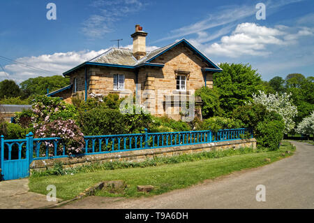 UK,Derbyshire,Peak District,Chatsworth Park,Edensor Cottage Foto Stock