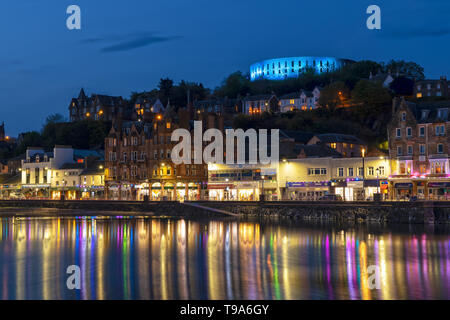 Vista panoramica su Oban in Scozia a notte Foto Stock