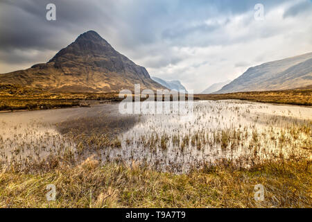 Una lunga esposizione di Lochan na Fola di Glencoe nelle Highlands della Scozia Foto Stock