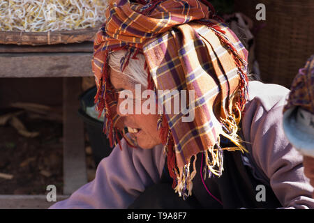 Una donna birmana anziana di Shan che indossa l'indirizzo tradizionale. Myanmar, dicembre 2011. Foto Stock