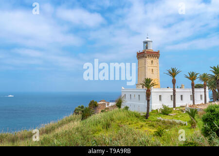 Vista di Capo Spartel faro all'ingresso dello stretto di Gibilterra vicino a Tangeri in Marocco Foto Stock