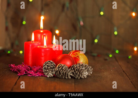 Natale ancora vita con le candele. Foto Stock