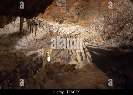 Grotta interno con stalattiti e stalagmiti, Cuevas del Drach, Mallorca, Spagna. Foto Stock