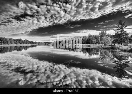 Il Cloud riflessione sulle Riviere Fraser Latulipe Québec Canada Foto Stock