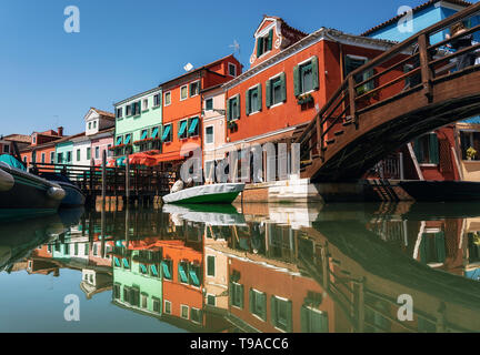 Case colorate di Burano con la riflessione in Canal, Venezia, Italia Foto Stock