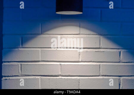 Nero luce cilindrico contro un muro bianco in Eagle Mountain Utah Foto Stock