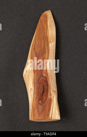 Pezzo di legno su sfondo nero Foto Stock